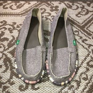 Sanuk barely worn look brand new